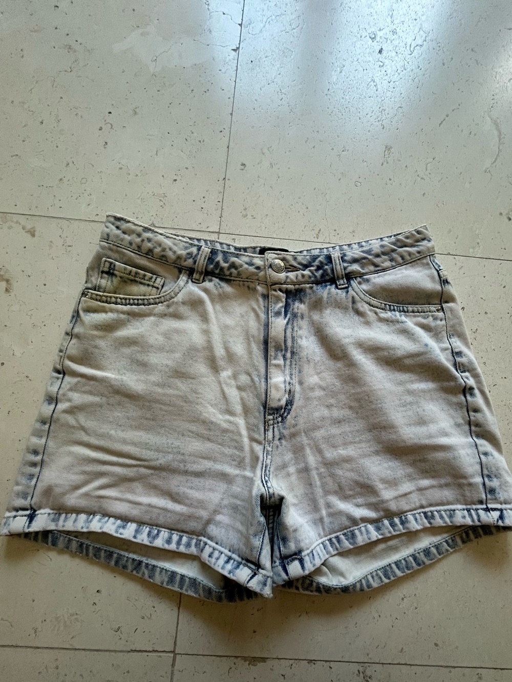 Vero Moda Women’s Light Acid-Wash Denim Shorts - Classic High-Rise